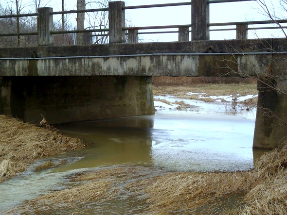 Brücke mit Schnee-Wasser-Ablauf, Ontario, Kanada 