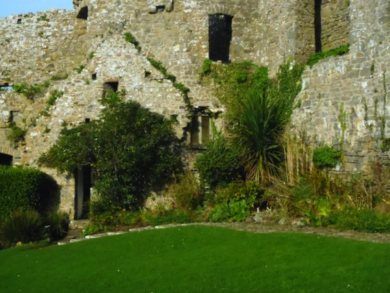 Innenhof der Burg Manorbier, Wales, UK